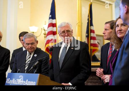 Noi membri del congresso democratico Steny Hoyer si unisce a sponsorizzare la grande capacità di munizioni dispositivo di alimentazione atto introdotto dal senatore Bob Menéndez e congressista Elizabeth Esty insieme con i senatori Richard Blumenthal e Chris Murphy durante un briefing con la stampa il 5 febbraio 2015 a Washington, DC. Il progetto di legge intende vietare la pistola riviste che tenere più di dieci giri di munizioni. Foto Stock