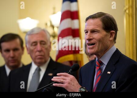 Noi Senatore democratico Richard Blumenthal si unisce a sponsorizzare la grande capacità di munizioni dispositivo di alimentazione atto introdotto dal senatore Bob Menéndez e congressista Elizabeth Esty durante un briefing con la stampa il 5 febbraio 2015 a Washington, DC. Il progetto di legge intende vietare la pistola riviste che tenere più di dieci giri di munizioni. Foto Stock