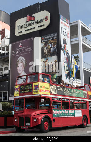 Long Beach, California, Stati Uniti d'America. 05 feb 2015. La Queen Mary è stata visitata dalla camicia di Cunard Queen Elizabeth oggi nella lunga spiaggia Porto . Come parte del suo mondo i passeggeri delle crociere sono state in grado di sbarcare e visitare la regina Maria che commemora 80 anni a galla. La Queen Elizabeth navigherà questa sera a uno spettacolo pirotecnico sulla Queen Mary . Credito: Duncan Selby/Alamy Live News Foto Stock