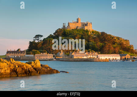 Impostazione della luce solare sullo Saint Michael Mount, Marazion, Cornwall, Inghilterra Foto Stock