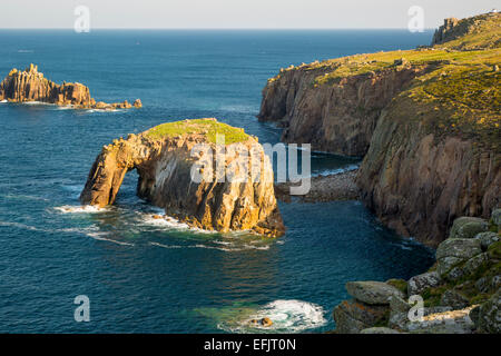 La mattina presto oltre la costa rocciosa vicino al Lands End, Cornwall, Inghilterra Foto Stock