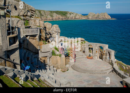 Terrazzamenti posti a sedere presso il Teatro Minack - scavate nella clffs affacciato Porthcurno Cove, Cornwall, Inghilterra Foto Stock