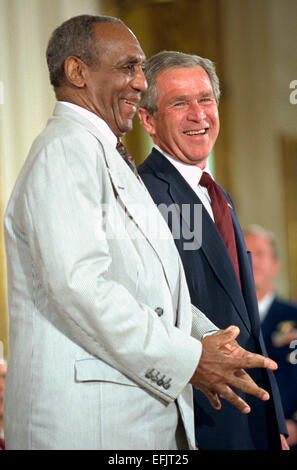 Il Presidente degli Stati Uniti George W. Bush condivide un ridere con il comico Bill Cosby durante la medaglia presidenziale della libertà Cerimonia di Premiazione Luglio 9, 2002 a Washington, DC. I destinatari sono i seguenti: Hank Aaron, Bill Cosby, Placido Domingo, Peter Drucker, Katharine Graham, D.A. Henderson, Irving Kristol, Nelson Mandela, Gordon Moore, Nancy Reagan, Fred Rogers e A.M. Rosenthal. Foto Stock