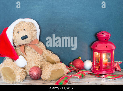 Decorazione di natale con old bear, palle e lampada Foto Stock