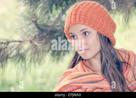 Giovane bella donna che indossa orange hat in autunno Foto Stock