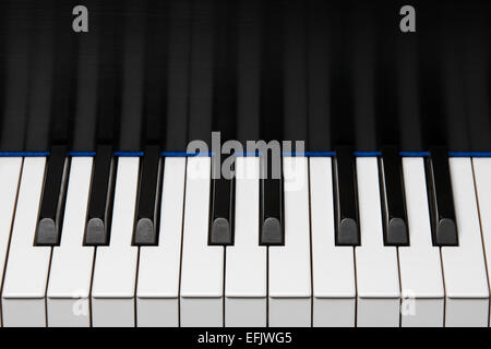 La sezione di tastiera di pianoforte che illustra una ottava più due tasti extra su ciascuna estremità. Il tasto riflessione nella tavola spinale. Copia di spazio nella parte superiore Foto Stock