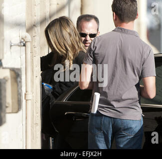 Hollywood, California, USA. 5 febbraio, 2015. American attrice Jennifer Aniston ha fatto un aspetto a Jimmy Kimmel Live! In Hollywood, cimentandosi in e fuori il giovedì pomeriggio. Credito: David Bro/ZUMA filo/Alamy Live News Foto Stock