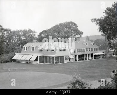 Antique c1915 fotografia, clubhouse a miopia Hunt Club in Sud Hamilton, Massachusetts, STATI UNITI D'AMERICA. La miopia Hunt Club è una caccia alla volpe e private country club, situato a 435 Bay Road in Sud Hamilton, Massachusetts. Foto Stock