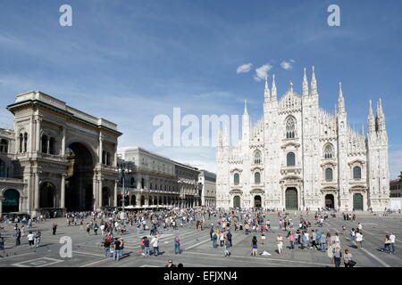 Piazza del Duomo con il Duomo di Milano e la Galleria Vittorio Emanuele II, Milano, Lombardia, Italia Foto Stock
