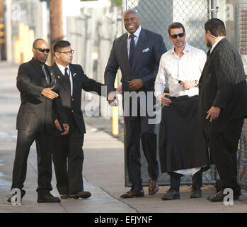 Hollywood, California, USA. 5 febbraio, 2015. Ex Lakers Basket guard Magic Johnson, insieme con l'attore americano Scott Foley arriva a Jimmy Kimmel Live!. Credito: David Bro/ZUMA filo/Alamy Live News Foto Stock