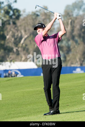 Torery pini, California, USA. 5 febbraio, 2015. Jimmy Walker colpisce il suo secondo colpo al settimo foro del sud corso durante il primo round di agricoltori assicurazioni aperto al campo da Golf di Torrey Pines, il 5 febbraio 2015 a San Diego, California. Credito: Doug Gifford/ZUMA filo/Alamy Live News Foto Stock