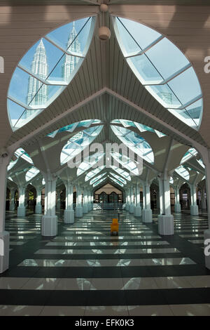 Vista del cortile interno della moschea di central park, Kuala Lumpur, Malesia Foto Stock