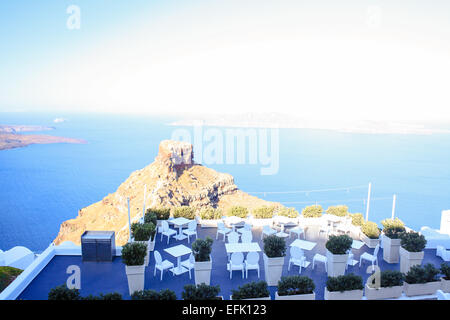 Skaros rock in Santorini contro il mare blu come sfondo Foto Stock