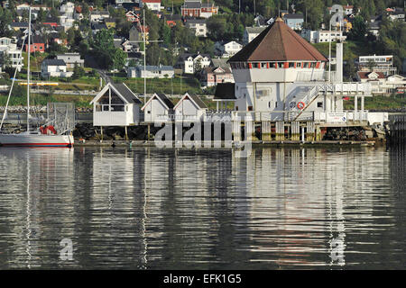 Gebäude der Hafenaufsicht Tromsø mit dem bebauten appendere von Tromsdalen im Hintergrund, 26.08.2012 Foto Stock