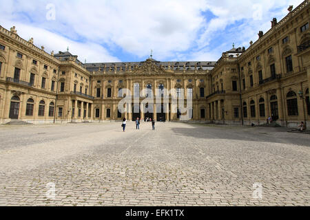 La Residenza di Würzburg e Franconia Fontana. Il residence è il principale del lavoro del barocco della Germania meridionale e uno dei più grandi castelli in Europa. L'UNESCO ha preso nel 1981 nella lista del Patrimonio Mondiale di oggetti elencati. Foto: Klaus Nowottnick Data: 11 agosto Foto Stock