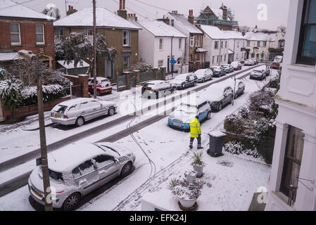 Suburban via coperta con luce neve, Hampton Wick, Surrey, England, Regno Unito Foto Stock