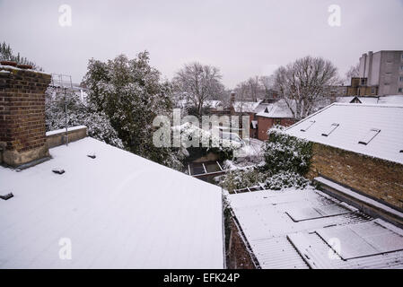 Tetti coperti di neve, Hampton Wick, Surrey, England, Regno Unito Foto Stock