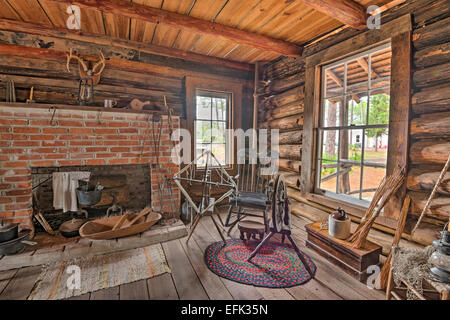 Interni dello storico McMullen-Coachman Casa Log in Pinellas County Heritage Village Foto Stock