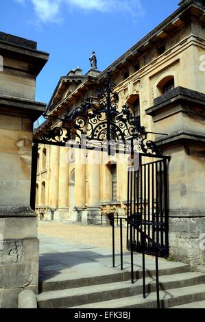 La facciata sud dell'edificio Clarendon visto attraverso un ferro battuto gateway, Oxford, Oxfordshire, Inghilterra, Regno Unito, Europa occidentale. Foto Stock