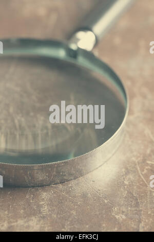 Close up di lente di ingrandimento sulla superficie spiovente Foto Stock