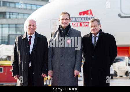 Berlino, Germania. 05 feb 2015. Il CEO di Air Berlin, Stefan Pichler (L), di Berlino che disciplinano il sindaco, Michael Mueller (SPD, C) e il presidente di Berlino, il operatore aeroportuale Flughafen Berlin Brandenburg GmbH, Hartmut Mehdorn (R), stand su asfalto presso l'aeroporto di Tegel a Berlino, Germania, il 5 febbraio 2015. Berlino lungo con Amburgo, sta applicando a entre la gara per la domanda internazionale per ospitare il 2024 o 2028 Giochi Olimpici. © dpa picture alliance/Alamy Live News Foto Stock