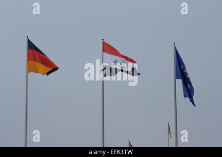 Berlino, Germania. 06 feb 2015. Angela Merkel, cancelliere tedesco, accoglie con favore il primo ministro iracheno haider al-abadi, con gli onori militari presso la cancelleria federale della Repubblica federale di Germania il 06 febbraio 2015 a Berlino, Germania./immagine: bandiere credito: reynaldo chaib paganelli/alamy live news Foto Stock