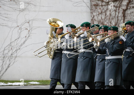 Berlino, Germania. 06 feb 2015. Angela Merkel, cancelliere tedesco, accoglie con favore il primo ministro iracheno haider al-abadi, con gli onori militari presso la cancelleria federale della Repubblica federale di Germania il 06 febbraio 2015 a Berlino, Germania./immagine: soldati tedeschi prima della ricezione. Credito: reynaldo chaib paganelli/alamy live news Foto Stock