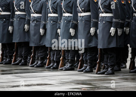 Berlino, Germania. 06 feb 2015. Angela Merkel, cancelliere tedesco, accoglie con favore il primo ministro iracheno haider al-abadi, con gli onori militari presso la cancelleria federale della Repubblica federale di Germania il 06 febbraio 2015 a Berlino, Germania./immagine: soldati tedeschi prima della ricezione. Credito: reynaldo chaib paganelli/alamy live news Foto Stock