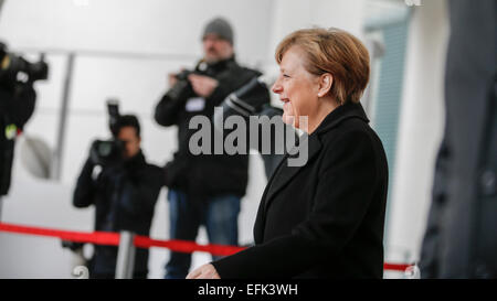 Berlino, Germania. 06 feb 2015. Angela Merkel, cancelliere tedesco, welcomesiraqi primo ministro haider al-abadi, con gli onori militari presso la cancelleria federale della Repubblica federale di Germania il 06 febbraio 2015 a Berlino, Germania./immagine: Cancelliere Angela Merkel credito: reynaldo chaib paganelli/alamy live news Foto Stock