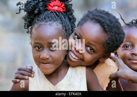 Due ragazze flirtare withe la fotocamera del fotografo. Ndola, Zambia, Africa Foto Stock