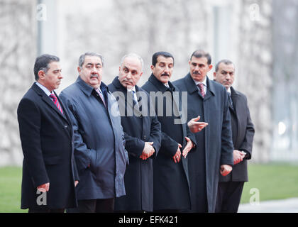 Berlino, Germania. 06 feb 2015. Angela Merkel, cancelliere tedesco, accoglie con favore il primo ministro iracheno haider al-abadi, con gli onori militari presso la cancelleria federale della Repubblica federale di Germania il 06 febbraio 2015 a Berlino, Germania./foto: delegazione irachena. Credito: reynaldo chaib paganelli/alamy live news Foto Stock