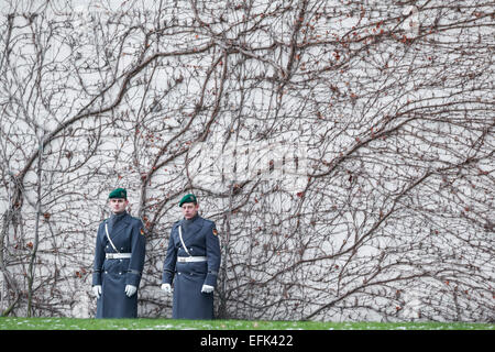 Berlino, Germania. 06 feb 2015. Angela Merkel, cancelliere tedesco, accoglie con favore il primo ministro iracheno haider al-abadi, con gli onori militari presso la cancelleria federale della Repubblica federale di Germania il 06 febbraio 2015 a Berlino, Germania./immagine: soldati tedeschi prima della ricezione. Credito: reynaldo chaib paganelli/alamy live news Foto Stock