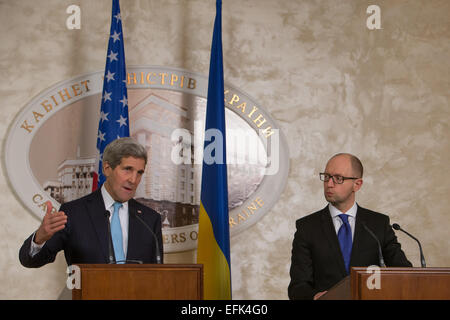 Kiev, Ucraina. 5 febbraio, 2015. Ukrainian Primo Ministro Petrovych Arseniy Yatsenyuk (R) e il Segretario di Stato americano John Kerry parlare durante una conferenza stampa tenutasi a Kiev, Ucraina, 5 febbraio 2015. Foto: Jan A. Nicolas/dpa - nessun filo SERVICE -/dpa/Alamy Live News Foto Stock