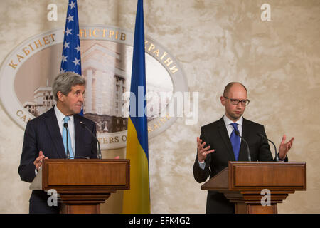 Kiev, Ucraina. 5 febbraio, 2015. Ukrainian Primo Ministro Petrovych Arseniy Yatsenyuk (R) e il Segretario di Stato americano John Kerry parlare durante una conferenza stampa tenutasi a Kiev, Ucraina, 5 febbraio 2015. Foto: Jan A. Nicolas/dpa - nessun filo SERVICE -/dpa/Alamy Live News Foto Stock