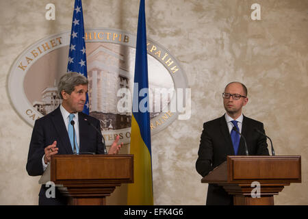 Kiev, Ucraina. 5 febbraio, 2015. Ukrainian Primo Ministro Petrovych Arseniy Yatsenyuk (R) e il Segretario di Stato americano John Kerry parlare durante una conferenza stampa tenutasi a Kiev, Ucraina, 5 febbraio 2015. Foto: Jan A. Nicolas/dpa - nessun filo SERVICE -/dpa/Alamy Live News Foto Stock