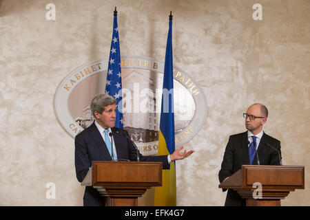 Kiev, Ucraina. 5 febbraio, 2015. Ukrainian Primo Ministro Petrovych Arseniy Yatsenyuk (R) e il Segretario di Stato americano John Kerry parlare durante una conferenza stampa tenutasi a Kiev, Ucraina, 5 febbraio 2015. Foto: Jan A. Nicolas/dpa - nessun filo SERVICE -/dpa/Alamy Live News Foto Stock