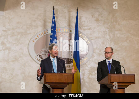 Kiev, Ucraina. 5 febbraio, 2015. Ukrainian Primo Ministro Petrovych Arseniy Yatsenyuk (R) e il Segretario di Stato americano John Kerry parlare durante una conferenza stampa tenutasi a Kiev, Ucraina, 5 febbraio 2015. Foto: Jan A. Nicolas/dpa - nessun filo SERVICE -/dpa/Alamy Live News Foto Stock