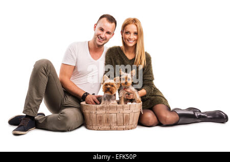 Amore giovane con due Yorkshire terrier in basket - moda autunno Foto Stock