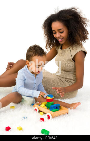 Carino bimbi africani ragazzo giocando con colorati di blocchi di legno Foto Stock