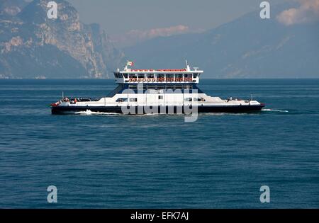 Traghetto sul Lago di Garda tra Torri del Benaco e Toscolano-Maderno. I traghetti trasporto spostati i popoli, auto e merci attraverso il lago di Garda in Lombardia, Verona, Italia. Foto: Klaus Nowottnick Data: 27 Agosto 2014 Foto Stock