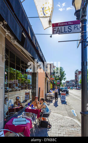 Il marciapiede ristorante sul posto cade, Atwells Avenue, Federal Hill District di Providence, Rhode Island, STATI UNITI D'AMERICA Foto Stock