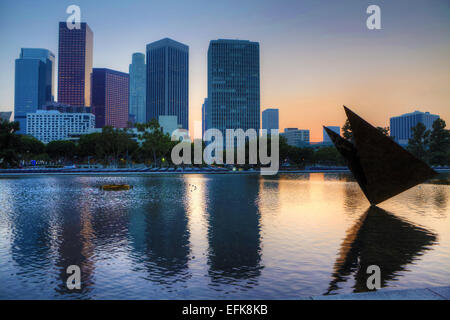 Los Angeles city center con una piscina a specchio in primo piano durante la notte Foto Stock