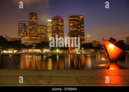 Los Angeles city center con piscina riflettente in primo piano durante la notte Foto Stock