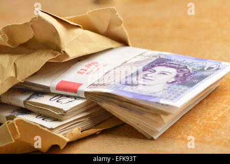 Venti pound note in una busta marrone Foto Stock