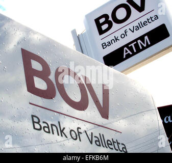 Località di villeggiatura di Bugibba, Qawra e St Pauls Bay di Malta. La Banca di Valletta bancomat e digital signage su 31 Gennaio 2015 Foto di Keith Mayhew Foto Stock