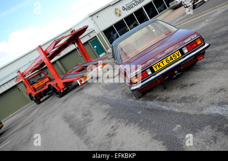 Classic degli anni settanta Bedford TK auto ruota di trasportatore Foto Stock