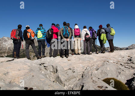 Gli escursionisti sentiero Sierra di Grazalema Cadice Andalusia Spagna Foto Stock