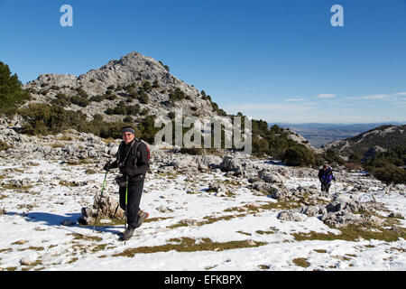 Gli escursionisti neve sentiero Sierra di Grazalema Cadice Andalusia Spagna Foto Stock