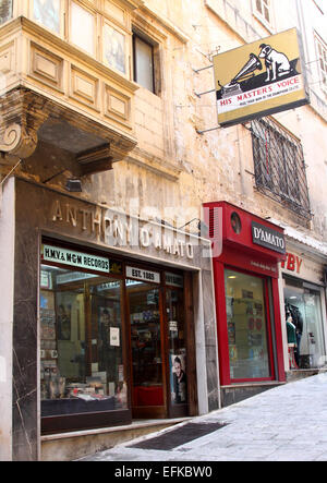 La città capitale di Malta - Valletta - un negozio di musica con un vecchio i suoi maestri segno vocale al 30 gennaio 2015 Foto di Keith Mayhew Foto Stock