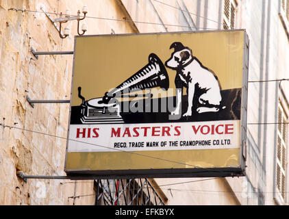 La città capitale di Malta - Valletta - un negozio di musica con un vecchio i suoi maestri segno vocale al 30 gennaio 2015 Foto di Keith Mayhew Foto Stock